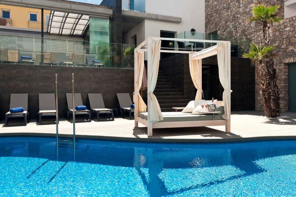 Een foto van het zwembad bij Barcelo Hamilton Menorca