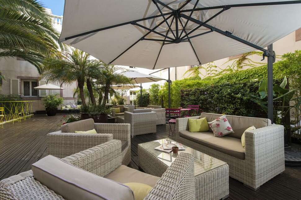 Ein Foto von der Terrasse im Hotel Beau Rivage