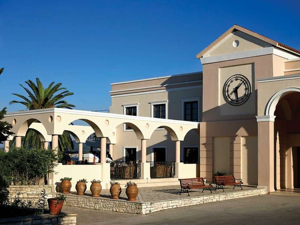 Een foto van de buitenkant van Roda Beach Resort & Spa