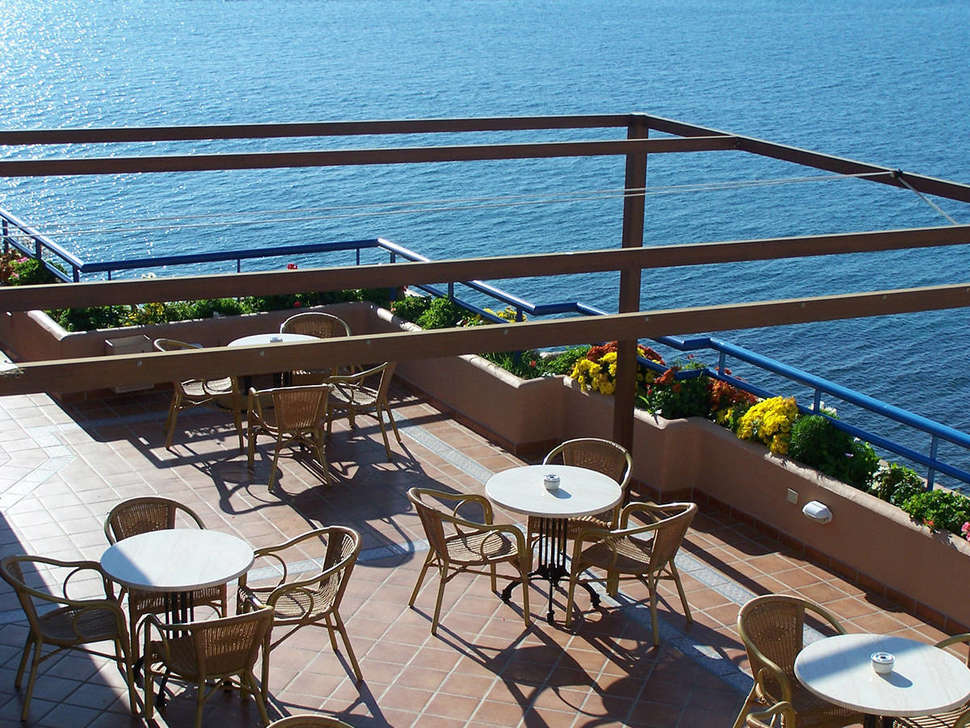 Een foto van het terras bij Hotel Princesa Playa Marbella