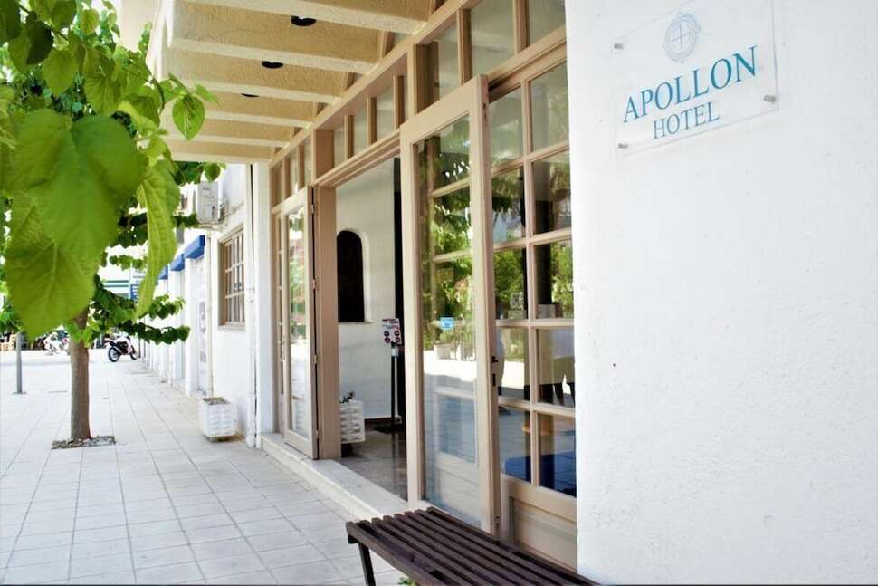 Een foto van de buitenkant van Apollon Hotel