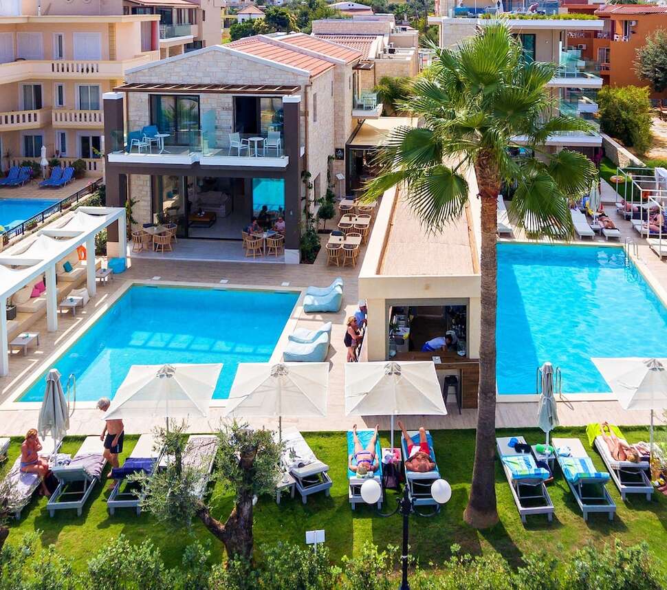 Ein Foto vom Pool im Airis Boutique & Suites