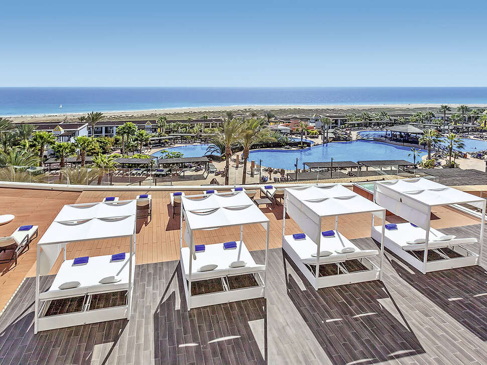 Een foto van het terras bij Occidental Jandia Royal Level