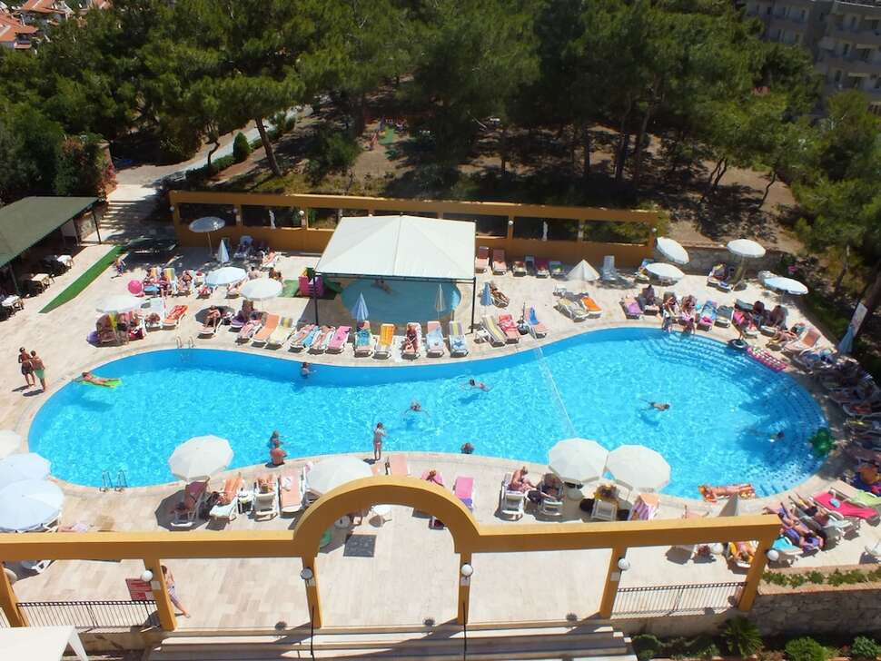 Een foto van het zwembad bij Tuntas Family Suites Kusadasi