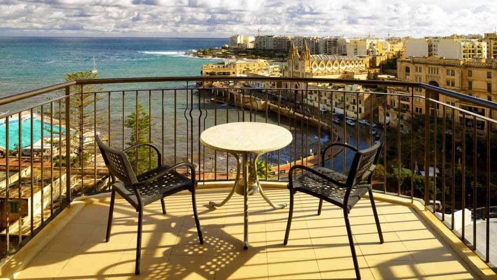 Een foto van het terras bij Malta Marriott Hotel & Spa