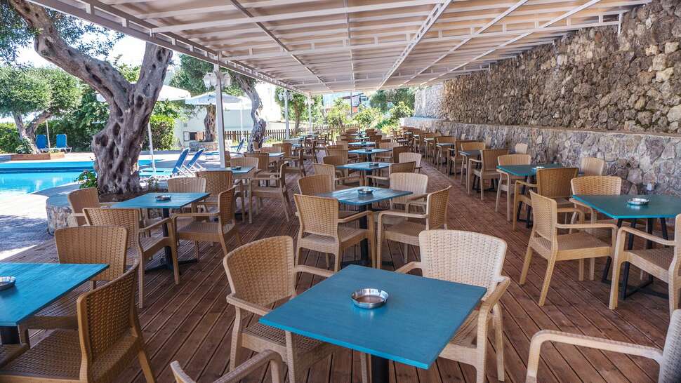 Een foto van het terras bij Golden Alexandros Hotel