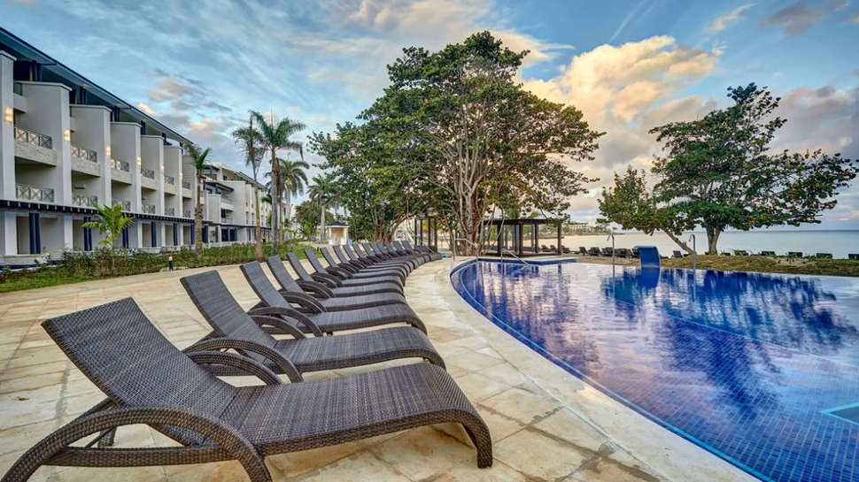 Een foto van het zwembad bij Royalton Negril
