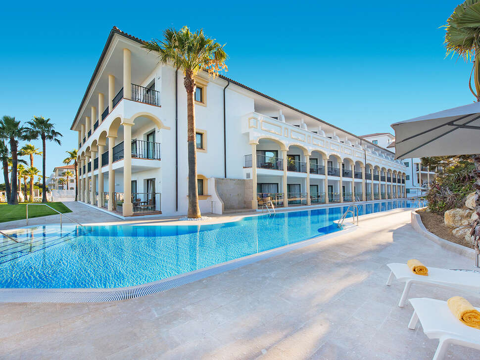 Een foto van het zwembad bij Iberostar Selection Andalucia Playa
