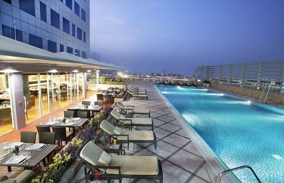 Een foto van het zwembad bij La Suite Dubai Hotel & Appartementen