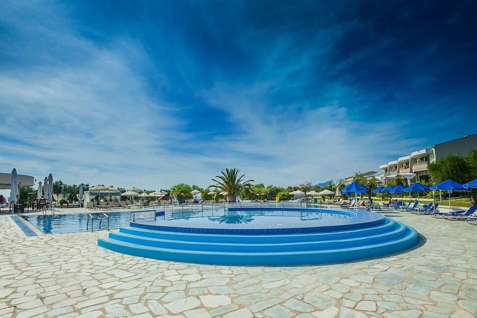 Een foto van het zwembad bij Xenios Anastasia Resort & Spa