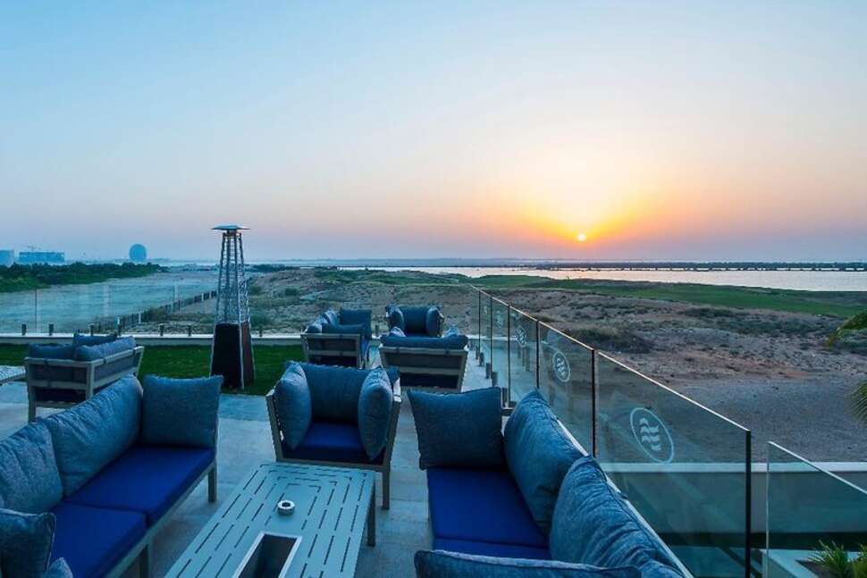 Een foto van het terras bij Crowne Plaza Abu Dhabi Yas Island