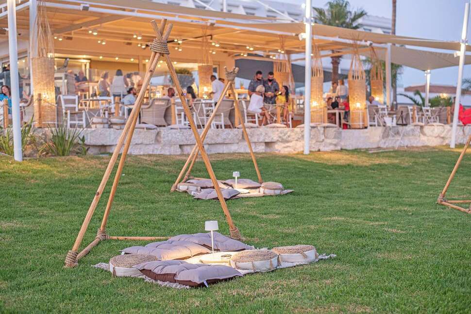 Een foto van het terras bij Pierre Anne Beach Hotel