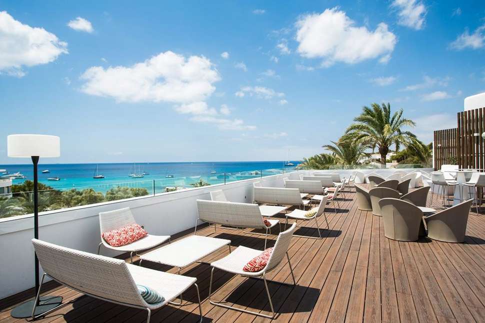 Een foto van het terras bij Insotel Tarida Beach Resort & Spa