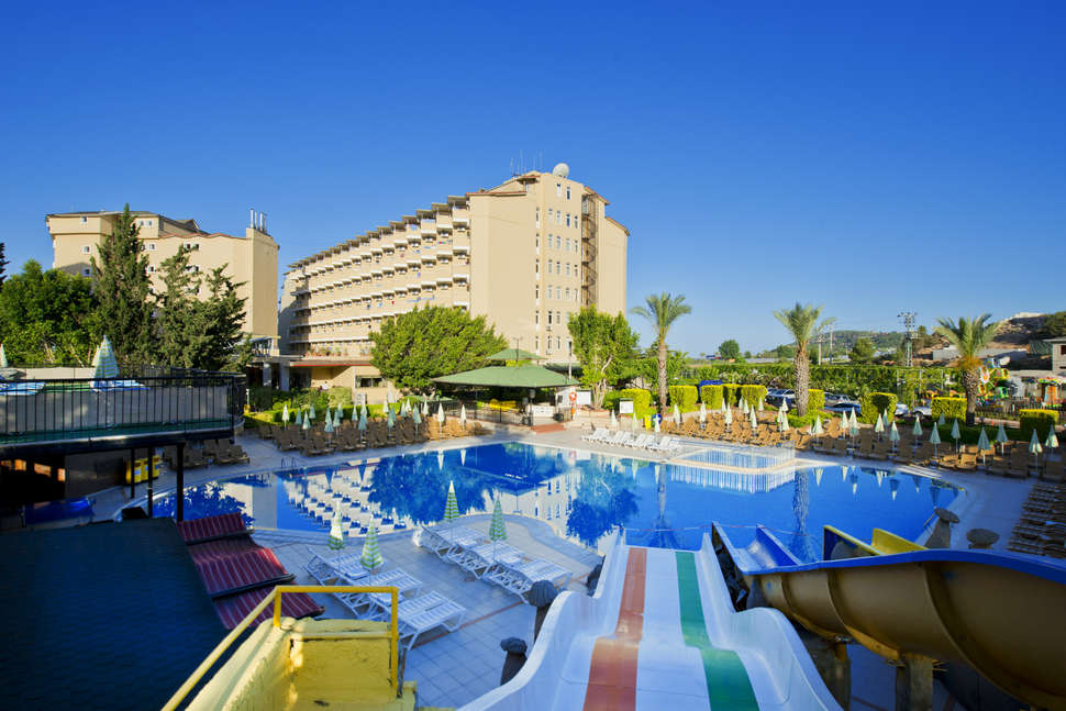 Een foto van het zwembad bij Doganay Beach Club
