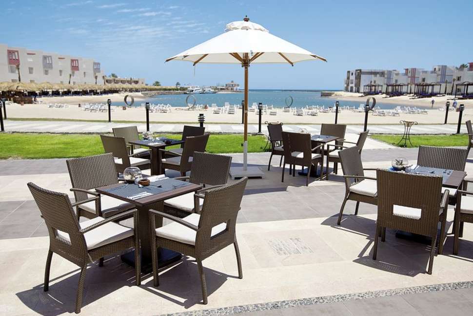 Een foto van het terras bij Sunrise Crystal Bay Resort