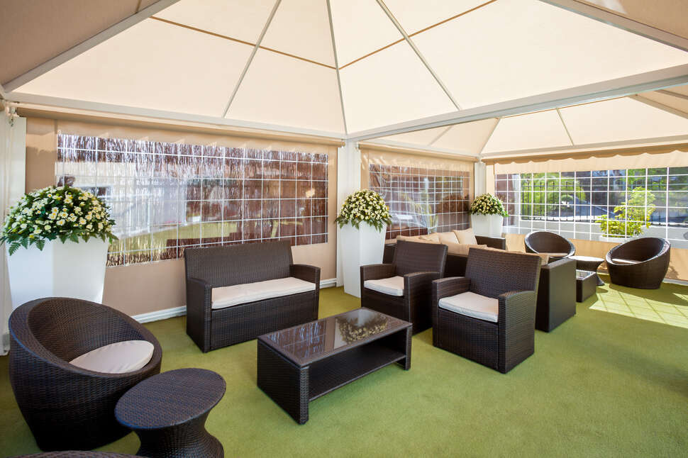 Een foto van het terras bij Aparthotel Dragos del Norte