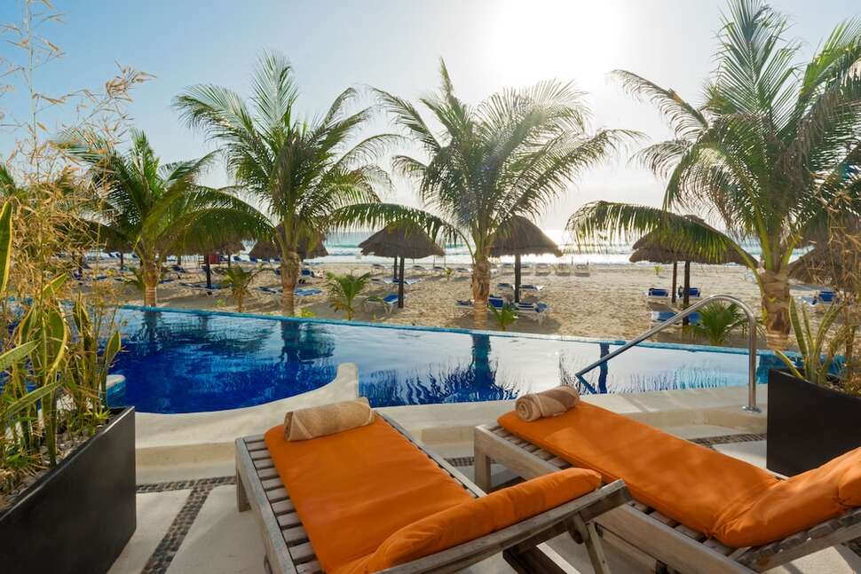 Een foto van het zwembad bij Flamingo Cancun Resort