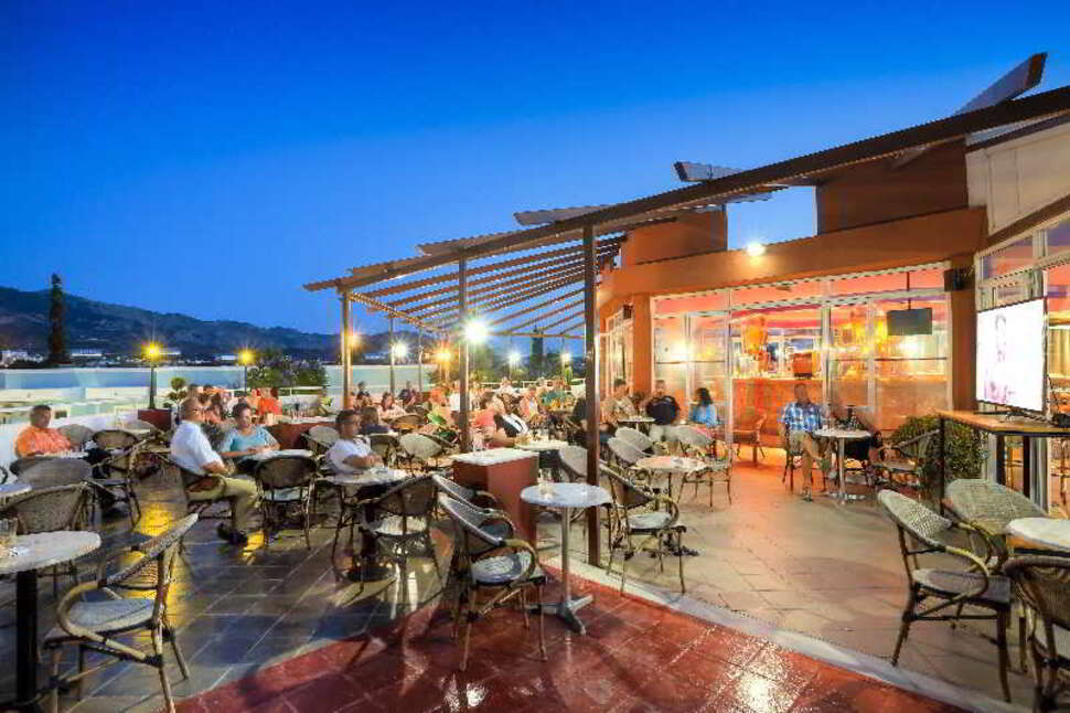 Een foto van het terras bij Corali Hotel & Village