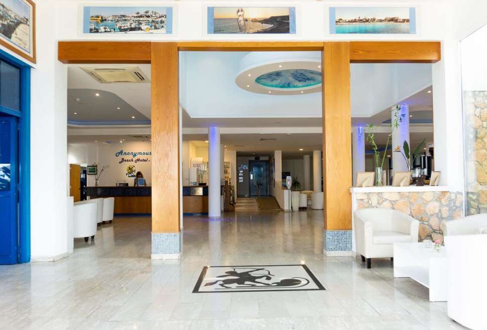 Een foto van het interieur van Anonymous Beach Hotel
