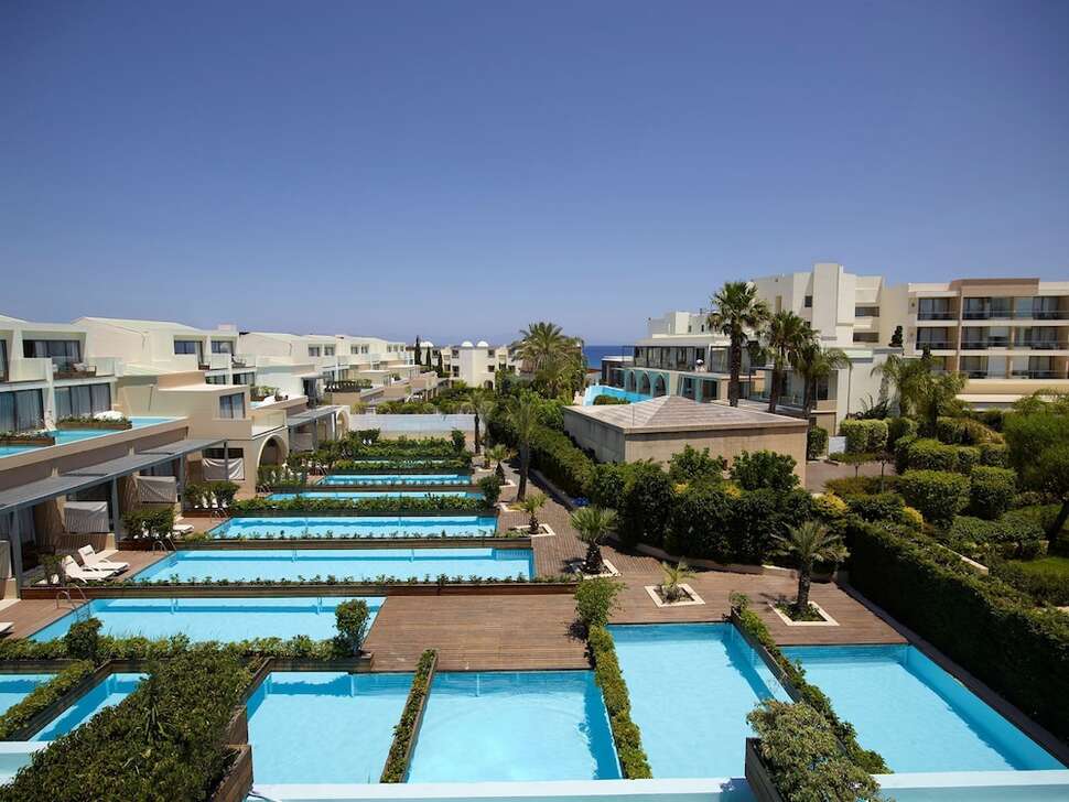 Ein Foto vom Pool im The Ixian Grand & All Suites