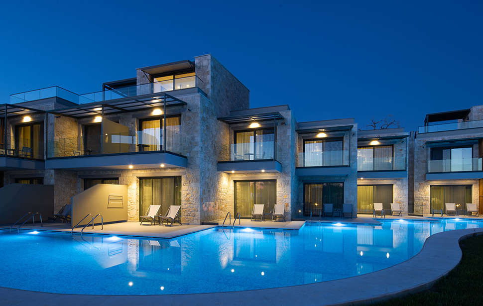Een foto van het zwembad bij Portes Lithos Luxury Resort