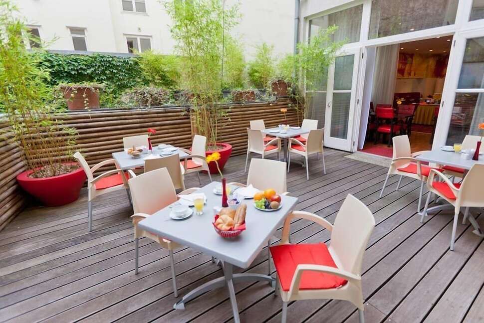 Een foto van het terras bij Hotel Boltzmann