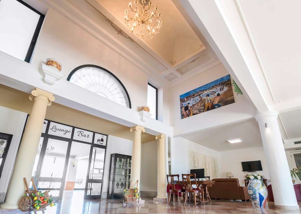 Een foto van het interieur van Delfino Beach Hotel