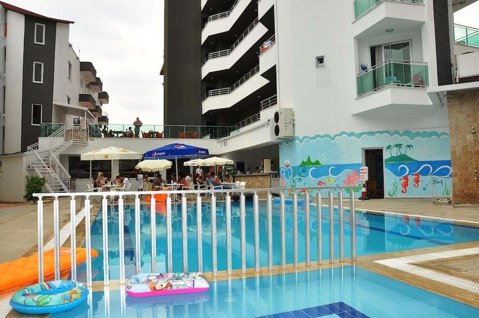 Ein Foto vom Pool im Acar Hotel