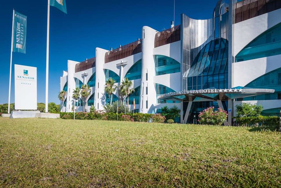 Een foto van de buitenkant van Senator Banus Spa Hotel