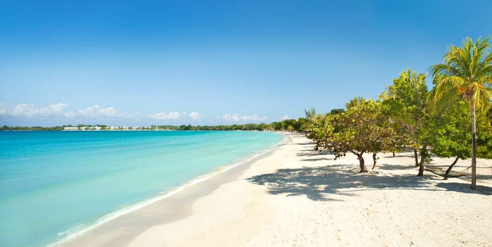 Een foto van het strand bij Couples Negril