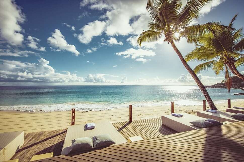 Een foto van het terras bij Carana Beach Hotel