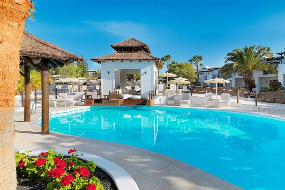 Een foto van het zwembad bij H10 White Suites