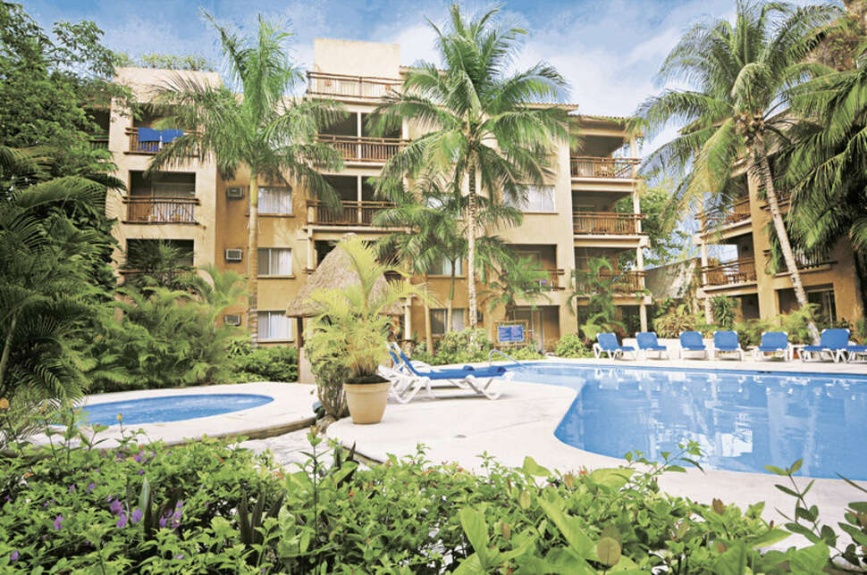 Een foto van het zwembad bij Tukan Hotel Playa del Carmen