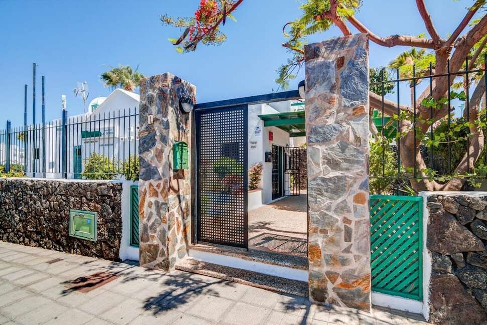 Ein Foto von der Außenansicht des Apartments Las Acacias