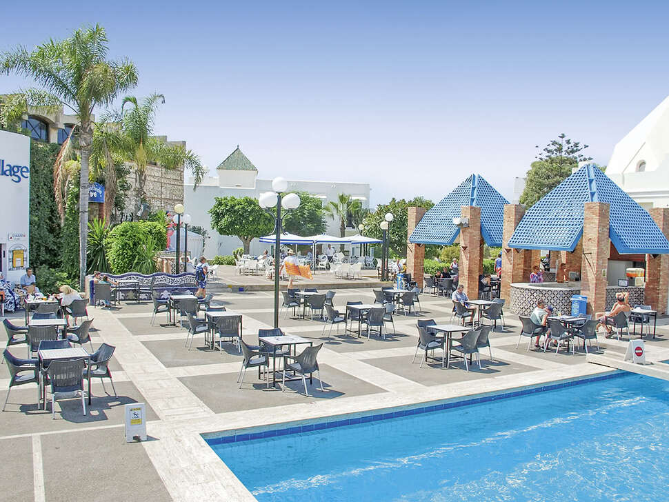 Een foto van het zwembad bij Caribbean Village Agador
