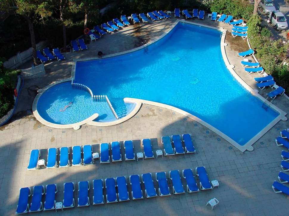 Een foto van het zwembad bij Hotel Blaumar