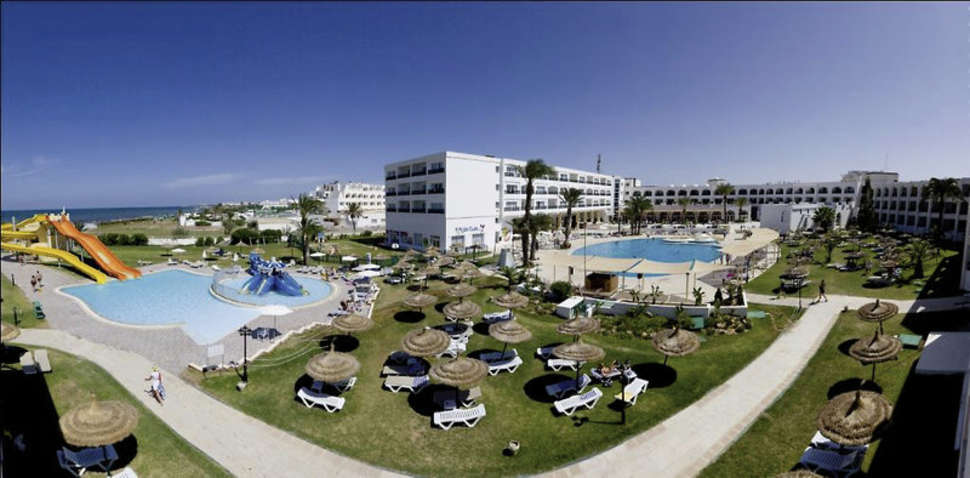 Ein Foto von der Terrasse im Le Soleil Bella Vista Hotel