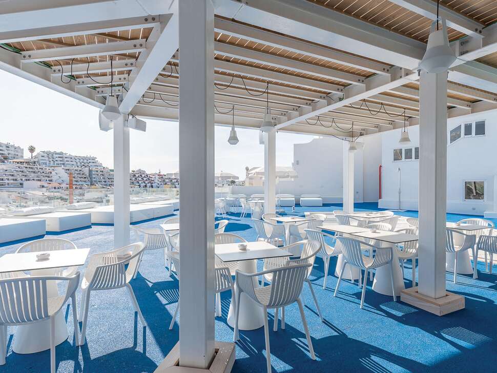 Een foto van het terras bij Hotel Indigo