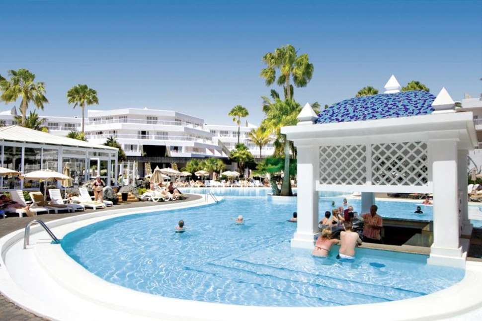 Een foto van het zwembad bij Riu Paraiso Lanzarote Resort