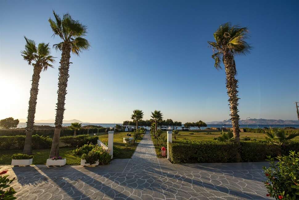 Ein Foto von der Außenansicht des Costa Angela Seaside Resort