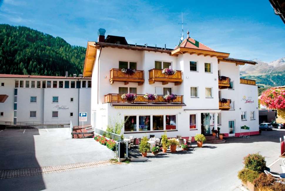 Een foto van de buitenkant van Hotel Hochland