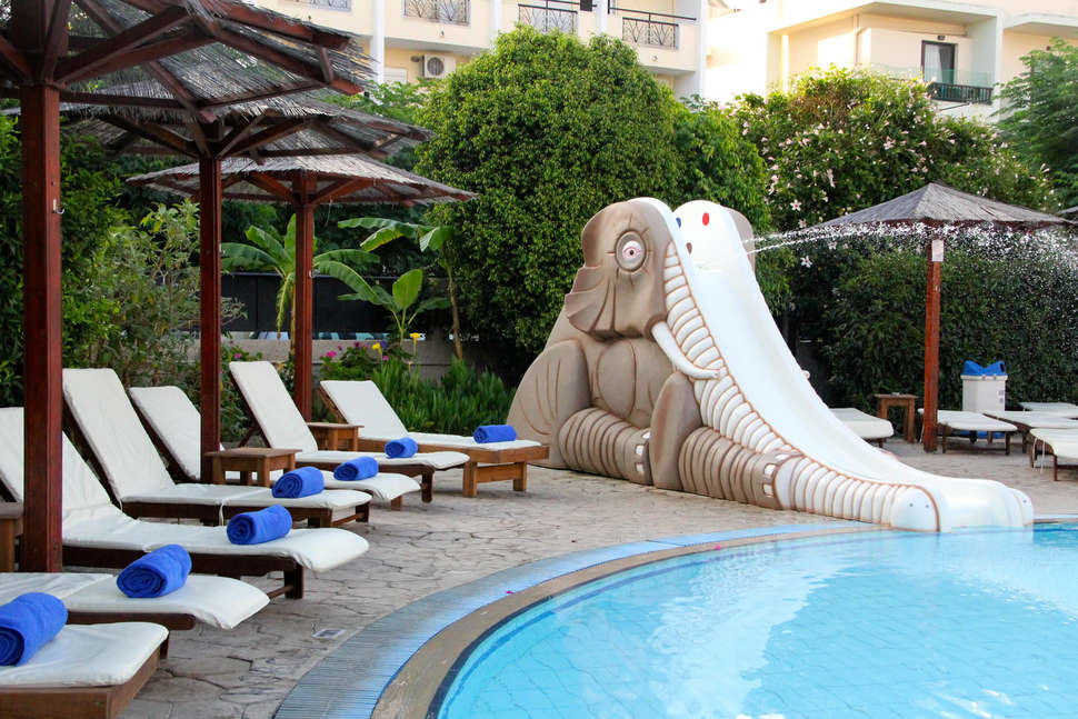 Een foto van het zwembad bij Peridis Family Resort