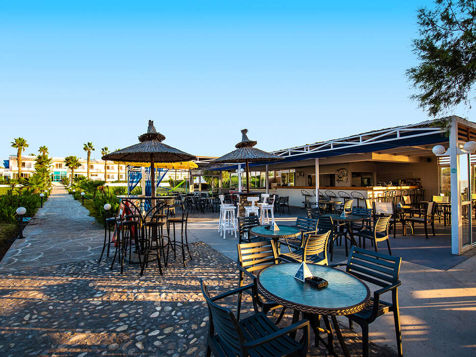 Ein Foto von der Terrasse im Costa Angela Seaside Resort
