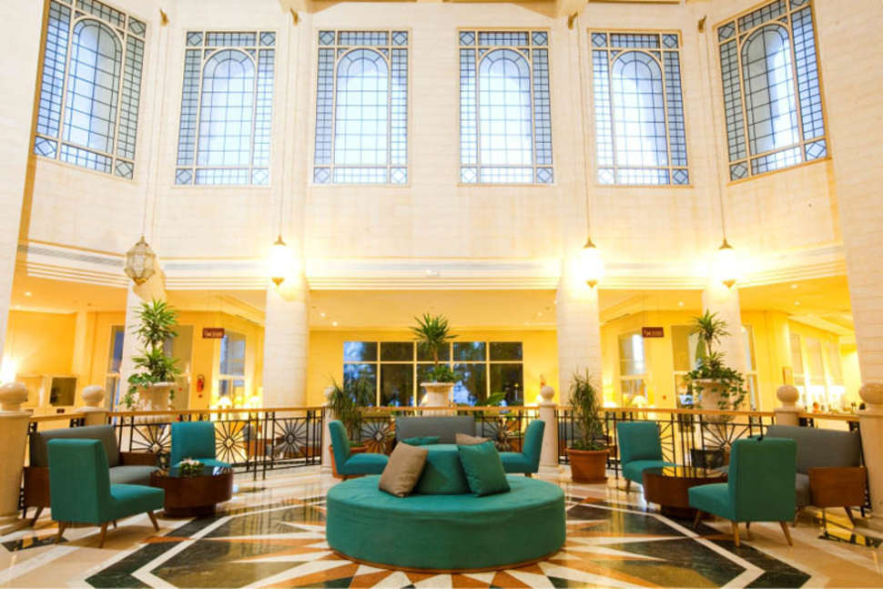 Een foto van het interieur van El Mouradi Skanes Beach