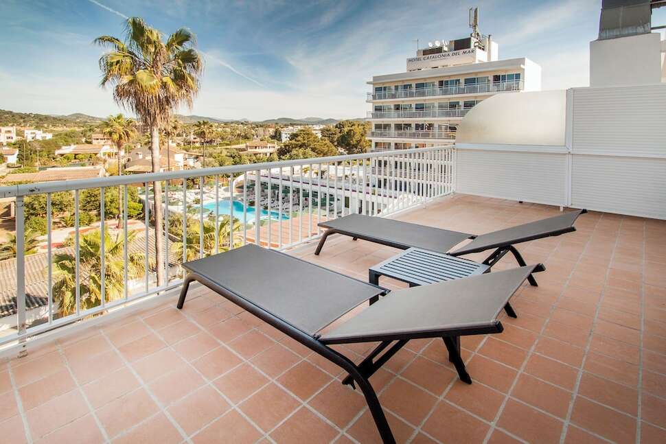 Ein Foto von der Terrasse im Catalonia del Mar