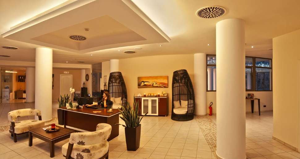 Een foto van het interieur van La Marquise Luxury Resort