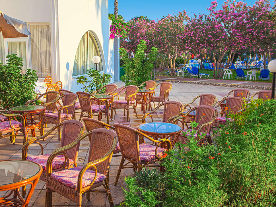 Een foto van het terras bij Hotel Continental Palace