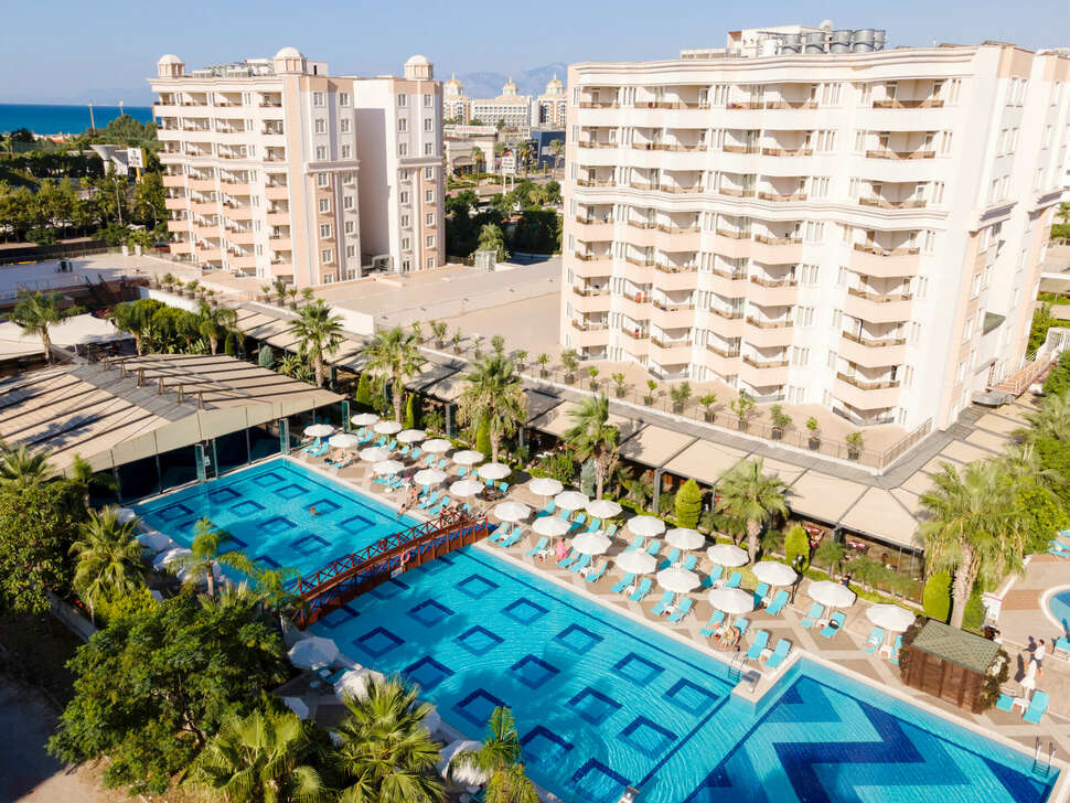 Een foto van het zwembad bij Ramada Resort by Wyndham Lara