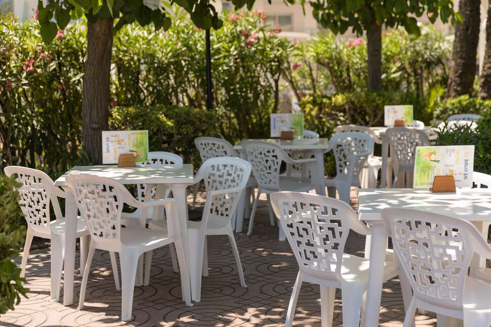 Een foto van het terras bij H-Top Royal Sun