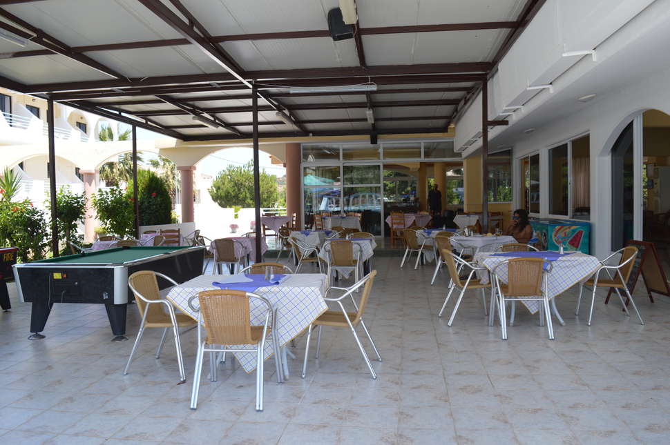 Een foto van het terras bij Tivoli Hotel